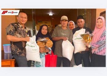 Wujudkan Program “Gampang Sembako”, Kelurahan Kenanga Salurkan Beras Bulog dan Minyak Goreng