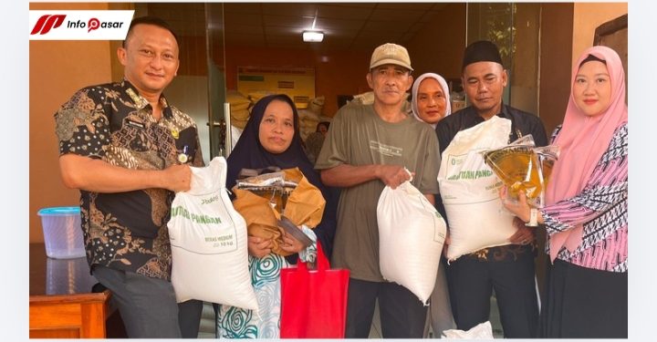 Wujudkan Program “Gampang Sembako”, Kelurahan Kenanga Salurkan Beras Bulog dan Minyak Goreng
